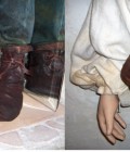 Les chaussures et bourse sont réalisées en cuir formé, vieilli, patiné, cousu et huilé.