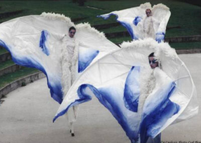 Création de 4 anges oiseaux sur échasses dans un métrage important de soie et de plumes.