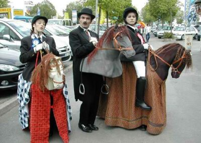 Réalisation des chevaux en plastazote et des caparaçons en tissu.