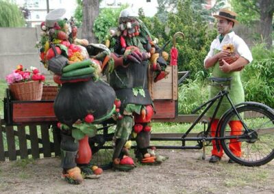 A partir de moules en plâtre obtenus directement des vrais légumes.