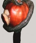 Réalisation de la pomme en plastazote et le serpent en molleton et lycra.