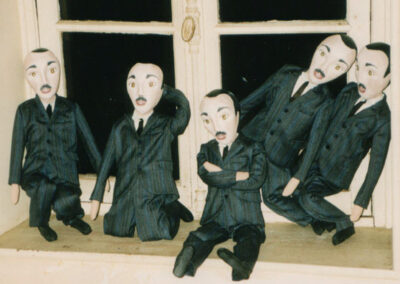 7 marionnettes réalisées avec du tissu, du sable...