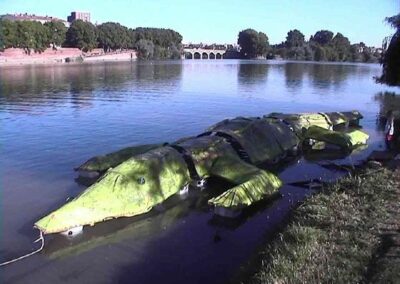 Réalisation d'un crocodile géant flottant en bois et bâche.