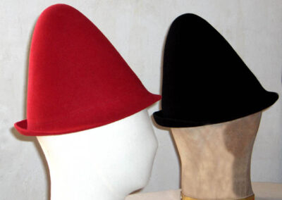 Réalisation de chapeaux en feutre formé sur forme.