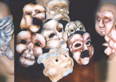 Masques déformés en sculptant de la mousse puis recouverts et peints.