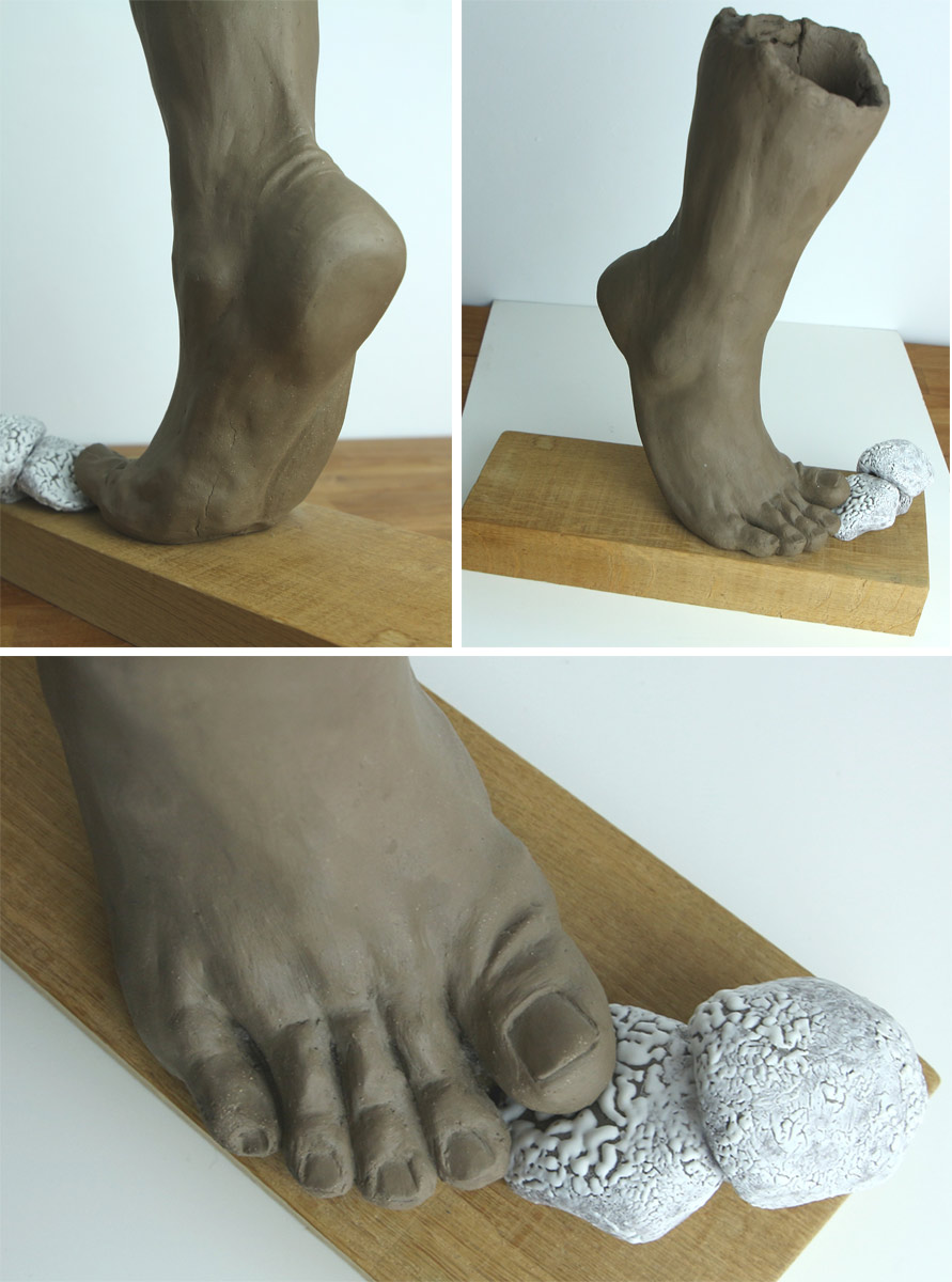 Mon pied - pied de mouton - Faïence sombre, finition naturelle, champignon émaillé en blanc - © Claudine Vigneron