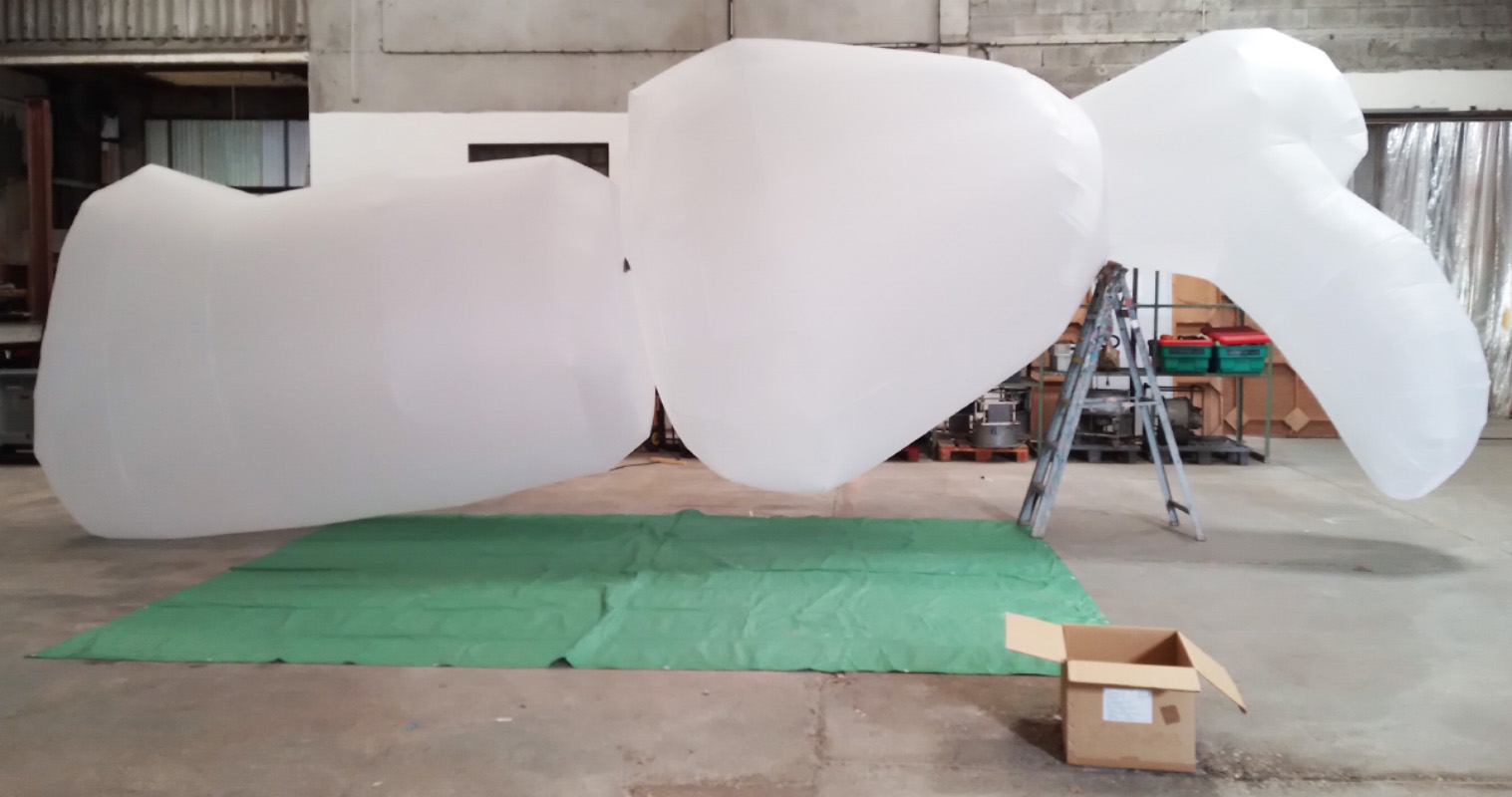 La jambe de l'étranger LiliZan-volume-gonflable-personnage-20m-de-haut.Création-Cie-Plasticiens-Volants