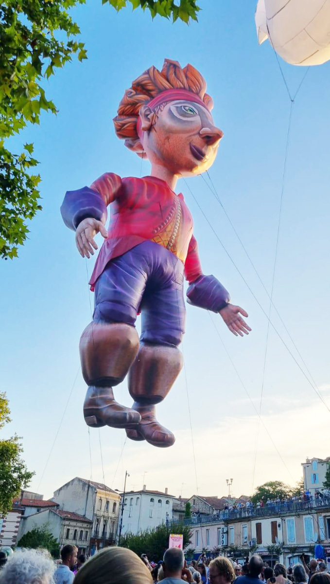 L'étranger, voyage en absurdie création 2025- Cie Plasticiens Volants LiliZan-volume-gonflable-personnage-20m-de-haut.Création-Cie-Plasticiens-Volants
